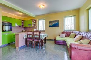 Kuchyňa alebo kuchynka v ubytovaní Apartments and rooms by the sea Nerezine, Losinj - 11815