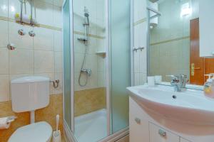 Kúpeľňa v ubytovaní Apartments and rooms by the sea Nerezine, Losinj - 11815