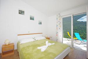 Postel nebo postele na pokoji v ubytování Apartments with a parking space Podaspilje, Omis - 11708