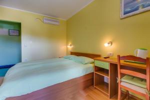Ένα ή περισσότερα κρεβάτια σε δωμάτιο στο Double Room Nerezine 11815a