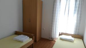 ein kleines Zimmer mit 2 Betten und einem Fenster in der Unterkunft Apartments with a parking space Vir - 11812 in Vir