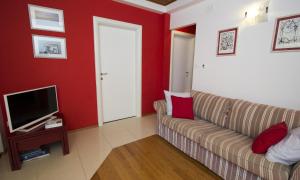a living room with a couch and a tv at Apartments by the sea Brela, Makarska - 11821 in Brela