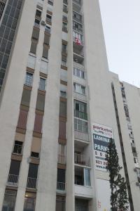 wysoki budynek z napisem w obiekcie Apartments with WiFi Split - 11816 w Splicie