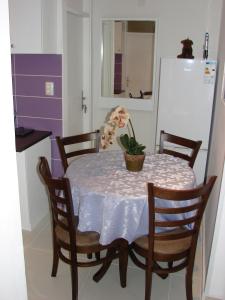 stół jadalny z białą tkaniną w obiekcie Apartments with WiFi Split - 11816 w Splicie