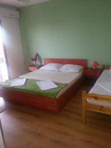 Giường trong phòng chung tại Apartment Orebic 11834a