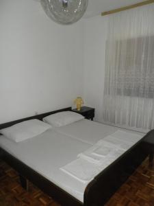 Postel nebo postele na pokoji v ubytování Apartment Orebic 11834b