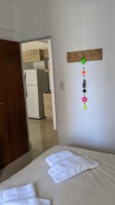 una camera con un letto e una croce sul muro di Soleado Pueyrredón a Salta