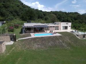 uma vista aérea de uma casa com piscina em Casa en condominio campestre, seguridad 24horas, cerca electrica y planta electrica em Villeta