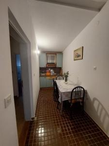 Kuchyňa alebo kuchynka v ubytovaní Apartments with parking spaces Starigrad, Paklenica - 11848 + 20 fotografií