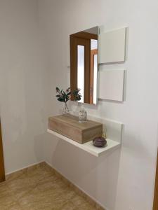 uma casa de banho com um lavatório e um espelho na parede em La Casita de Ventura em Ruidera