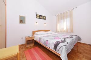 Schlafzimmer mit einem Bett, einem Tisch und einem Fenster in der Unterkunft Apartments by the sea Bozava, Dugi otok - 11896 in Božava