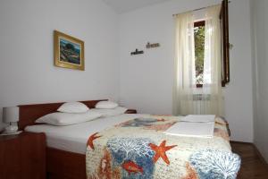 Posteľ alebo postele v izbe v ubytovaní Apartments by the sea Trogir - 11895