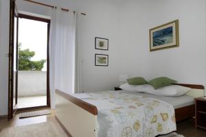 Posteľ alebo postele v izbe v ubytovaní Apartments by the sea Trogir - 11895