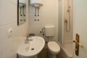 Kúpeľňa v ubytovaní Apartments by the sea Trogir - 11895 + 17 fotografií