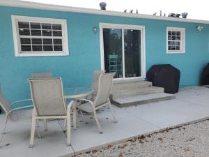Fotografie z fotogalerie ubytování Beach Style lake view home with boat parking & minutes to the best beaches! v destinaci Fort Myers Beach