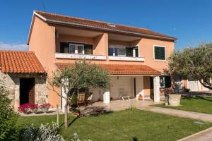 ein großes Haus mit Garten und Wohnhaus in der Unterkunft Apartments with parking space Nin, Zadar - 11900 in Nin