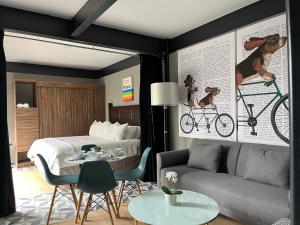 una camera d'albergo con letto, divano e tavolo di Amplio y moderno departamento en la Condesa a Città del Messico