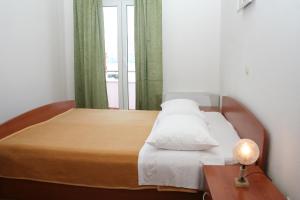 Schlafzimmer mit einem Bett mit einem Tisch und einem Fenster in der Unterkunft Apartments by the sea Primosten - 9687 in Primošten