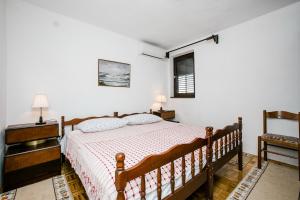 Ένα ή περισσότερα κρεβάτια σε δωμάτιο στο Apartments by the sea Bobovisca na Moru, Brac - 11901