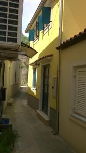 un vicolo tra due edifici di colore giallo di Holiday house with WiFi Susak, Losinj - 11911 a Susak (Sansego)