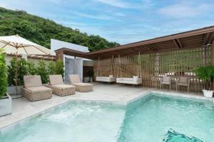 Piscina de la sau aproape de Mila Kohlarn มิ-ลา เกาะล้าน