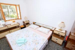 Apartments by the sea Zuronja, Peljesac - 12020 في Putniković: غرفة نوم مع سرير عليها صندوق ازرق