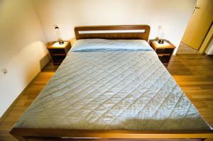 łóżko w pokoju z 2 stolikami nocnymi w obiekcie Apartments and rooms with parking space Zambratija, Umag - 11875 w mieście Zambratija