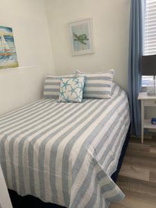 Postel nebo postele na pokoji v ubytování Beach Style lake view home with boat parking & minutes to the best beaches!