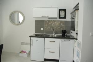 Kuchyňa alebo kuchynka v ubytovaní Apartments with a parking space Makarska - 12063