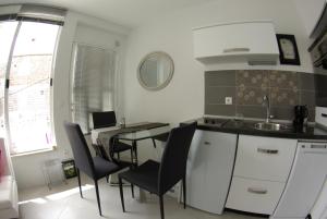 Kuchyňa alebo kuchynka v ubytovaní Apartments with a parking space Makarska - 12063
