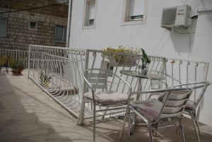 Balkón alebo terasa v ubytovaní Apartments with a parking space Makarska - 12063