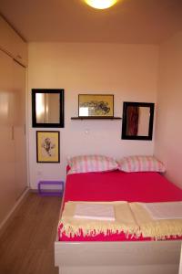 Posteľ alebo postele v izbe v ubytovaní Apartments with a parking space Makarska - 12063