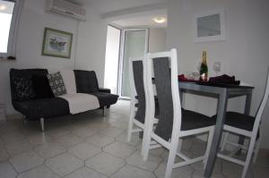 Posedenie v ubytovaní Apartments with a parking space Makarska - 12063