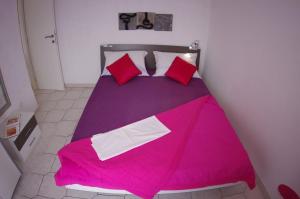 Posteľ alebo postele v izbe v ubytovaní Apartments with a parking space Makarska - 12063