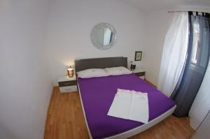 Posteľ alebo postele v izbe v ubytovaní Apartments with a parking space Makarska - 12063