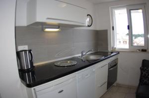 Kuchyňa alebo kuchynka v ubytovaní Apartments with a parking space Makarska - 12063