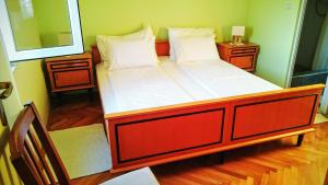 Posteľ alebo postele v izbe v ubytovaní Seaside holiday house Vinisce, Trogir - 12066