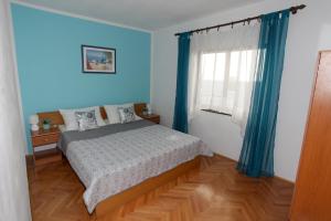 Postel nebo postele na pokoji v ubytování Apartments with parking space Pag - 12035