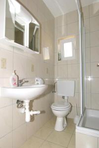 y baño con lavabo, aseo y espejo. en Apartments with a parking space Pag - 12035 en Pag