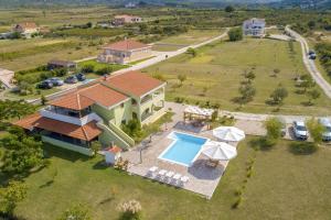 Bazén v ubytovaní Seaside apartments with a swimming pool Ljubac, Zadar - 11922 alebo v jeho blízkosti