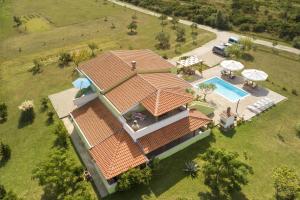 Bazén v ubytovaní Seaside apartments with a swimming pool Ljubac, Zadar - 11922 alebo v jeho blízkosti