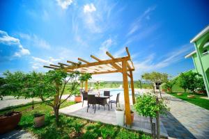 Vonkajšia záhrada v ubytovaní Seaside apartments with a swimming pool Ljubac, Zadar - 11922