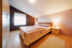 Posteľ alebo postele v izbe v ubytovaní Seaside apartments with a swimming pool Ljubac, Zadar - 11922 + 28 fotografií