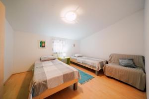 Posteľ alebo postele v izbe v ubytovaní Seaside apartments with a swimming pool Ljubac, Zadar - 11922