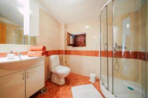 Kúpeľňa v ubytovaní Seaside apartments with a swimming pool Ljubac, Zadar - 11922