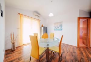 Posedenie v ubytovaní Seaside apartments with a swimming pool Ljubac, Zadar - 11922