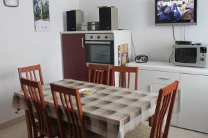 Seaside holiday house Preko, Ugljan - 12078にあるキッチンまたは簡易キッチン