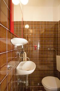 un bagno con lavandino e WC di Apartments with a parking space Rabac, Labin - 12100 a Rabac