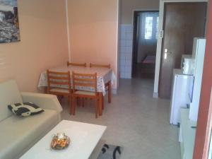 Kuchyňa alebo kuchynka v ubytovaní Apartments with a swimming pool Crikvenica - 12116