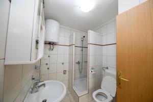 Kúpeľňa v ubytovaní Apartments with a swimming pool Crikvenica - 12116
